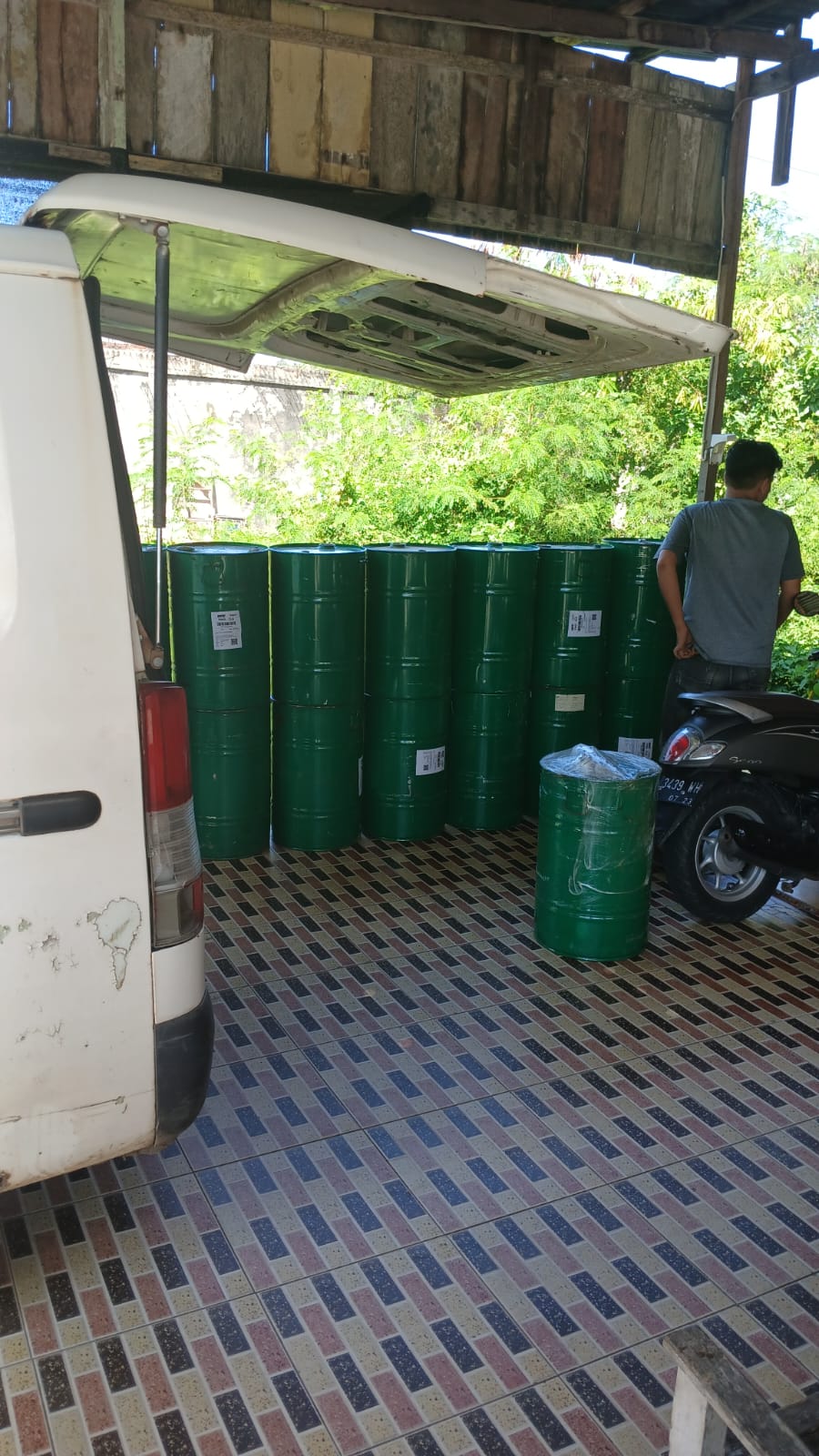 Pemuatan drum untuk pengiriman